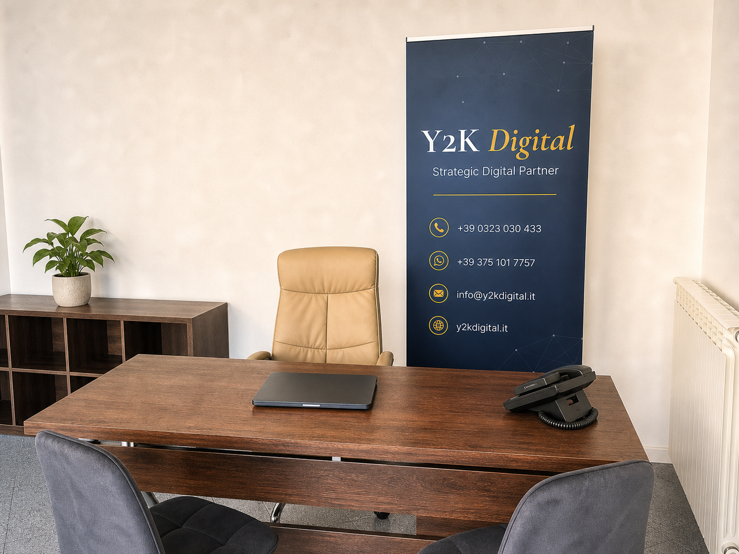 Ufficio Y2K Digital con banner Strategic Digital Partner e recapiti aziendali