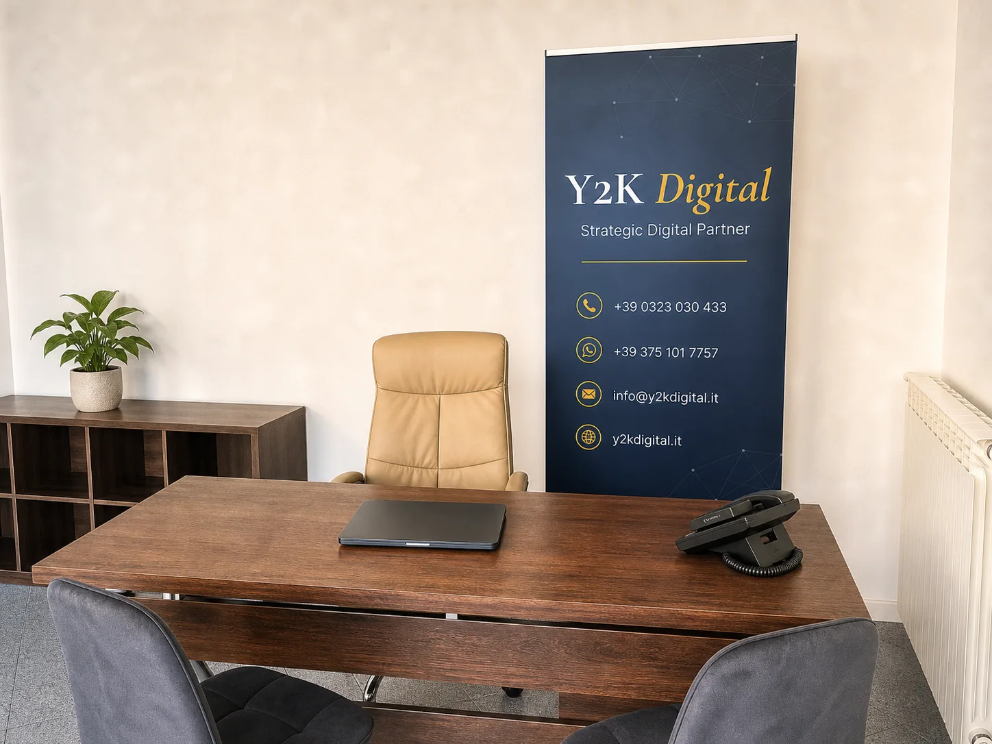 Ufficio Y2K Digital con banner Strategic Digital Partner e recapiti aziendali