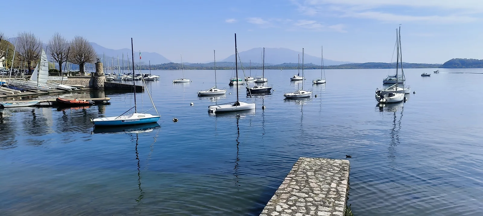 Il lungolago di Verbania e le barche sul Lago Maggiore