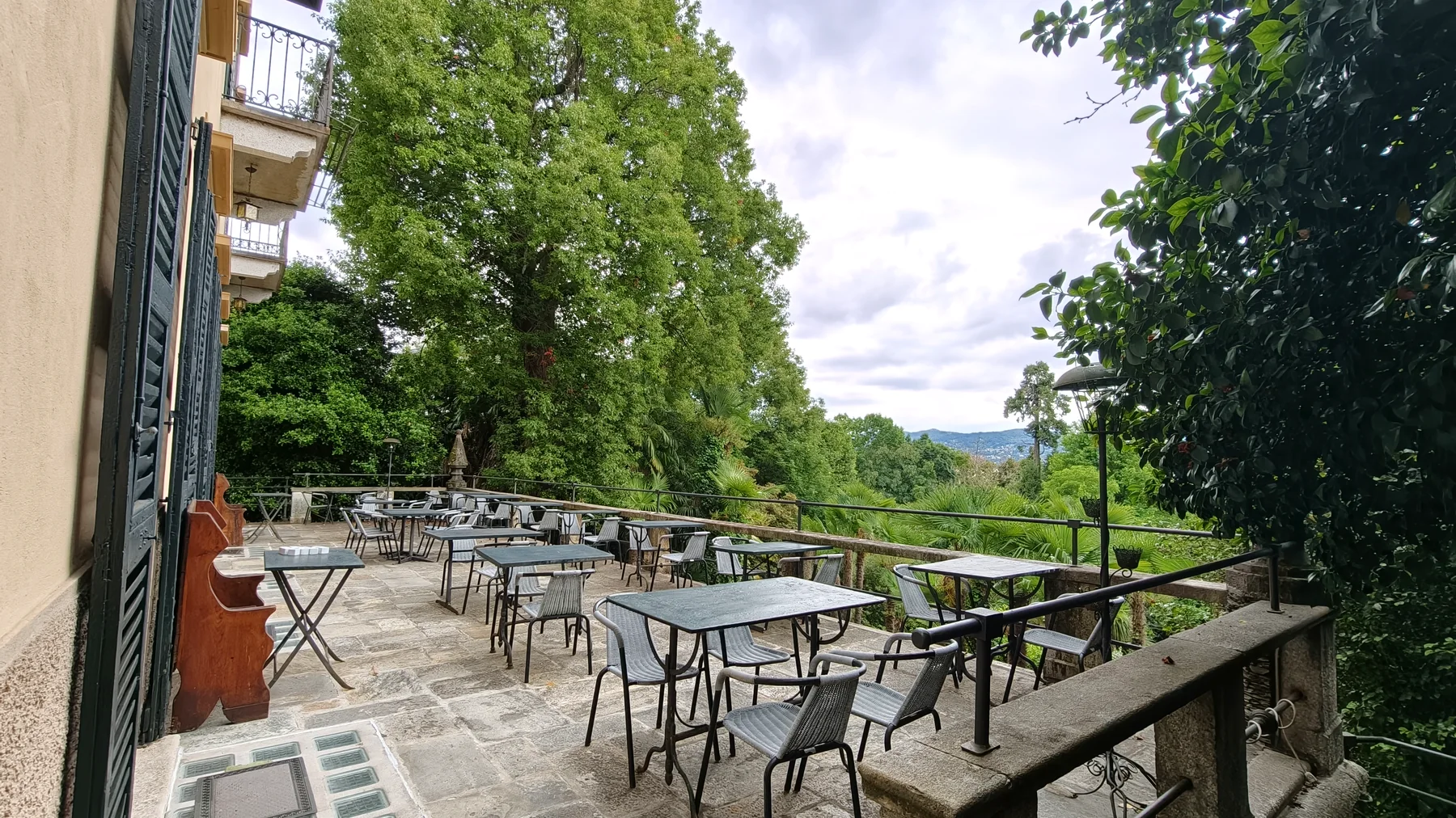 Terrazza di struttura ricettiva con tavoli e vista Lago Maggiore