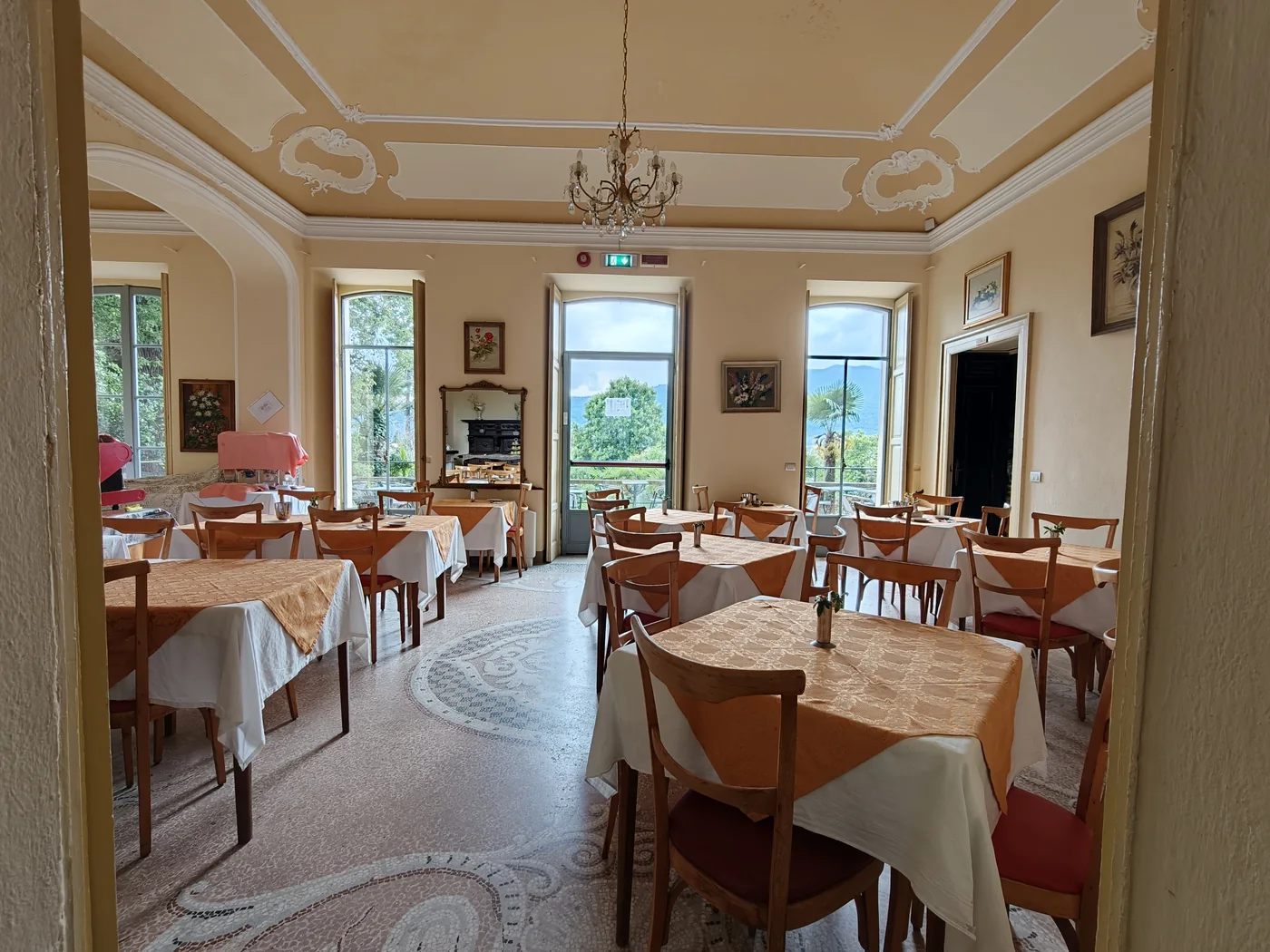 Sala ristorante apparecchiata per ospiti e clienti
