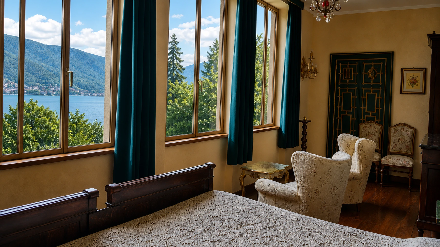 Salotto con grandi finestre e vista sul Lago Maggiore