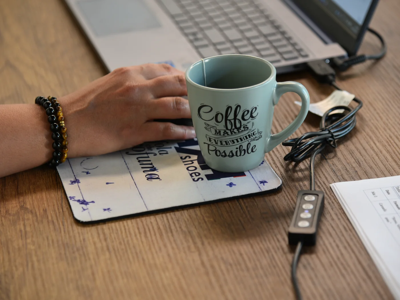 Postazione di lavoro Y2K Digital con strumenti digitali e appunti